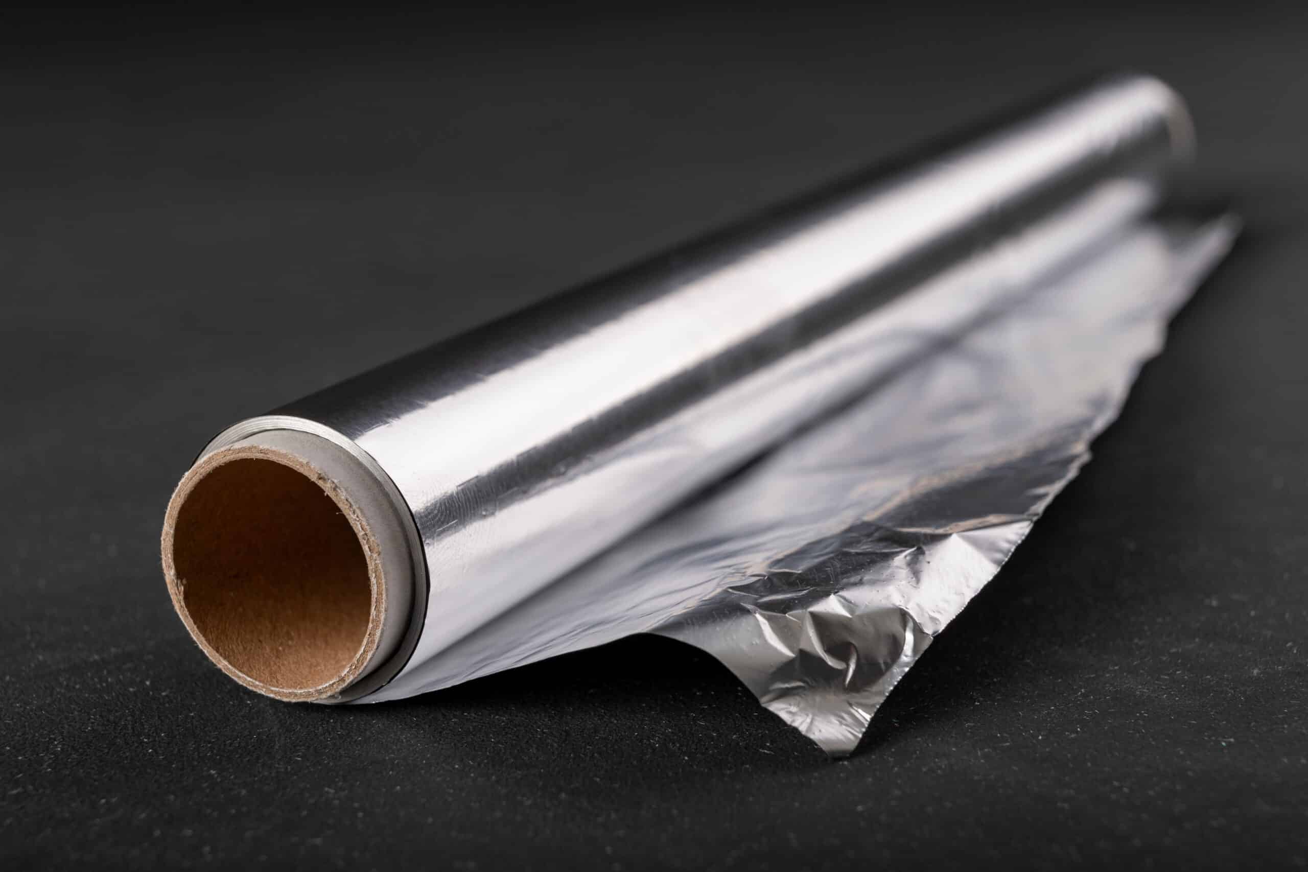 powód przyklejania folii aluminiowej do klamek drzwiowych.
