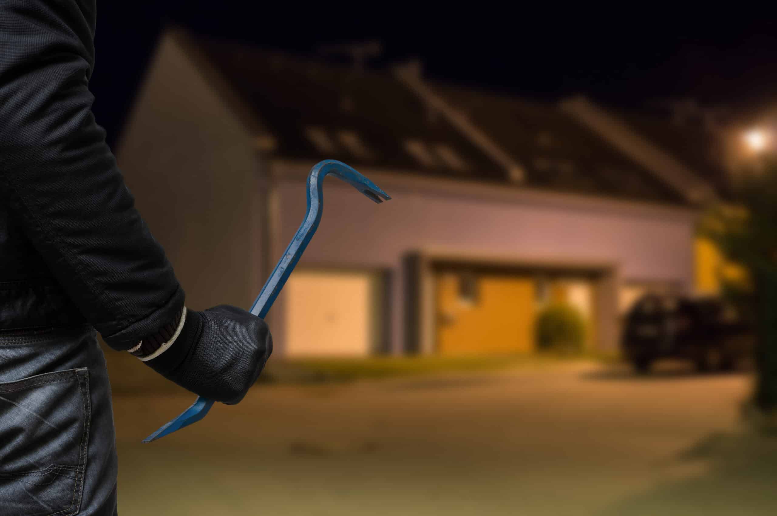 zabezpieczenie drzwi przed włamywaczami
